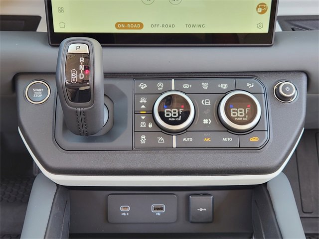 New 2024 Land Rover Defender 110 SE image 18