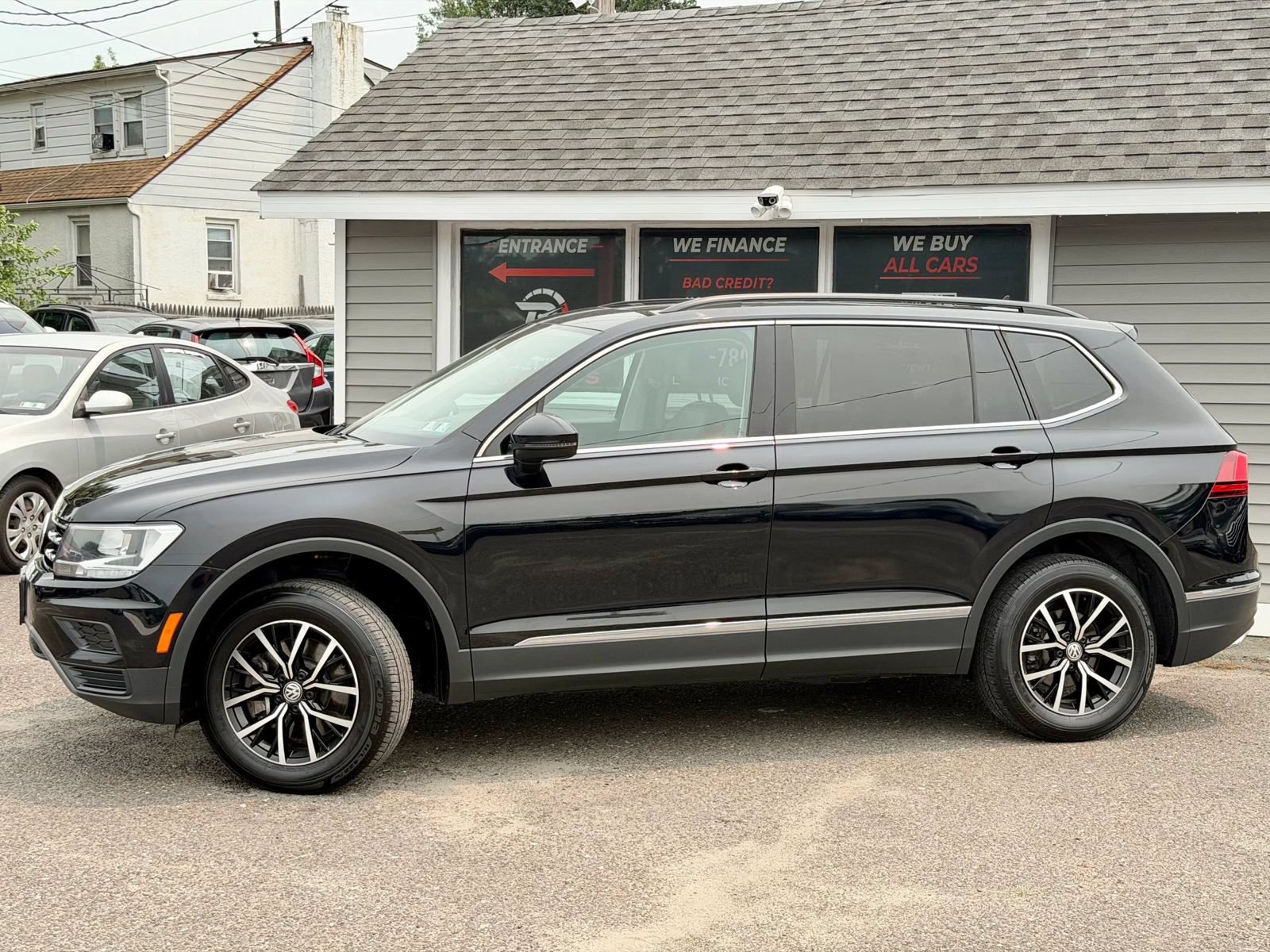 Used 2021 Volkswagen Tiguan SE w/ Panoramic Sunroof Package AWD/4WD image 2