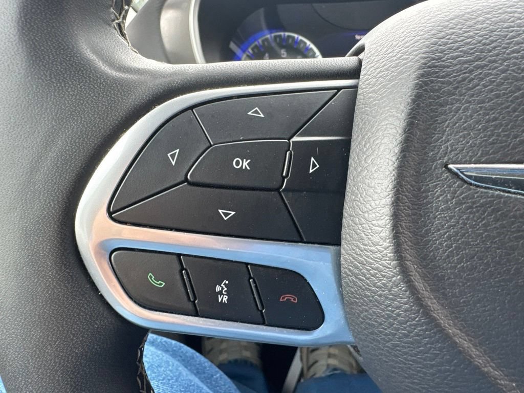 Used 2024 Chrysler Pacifica Touring-L FWD image 26