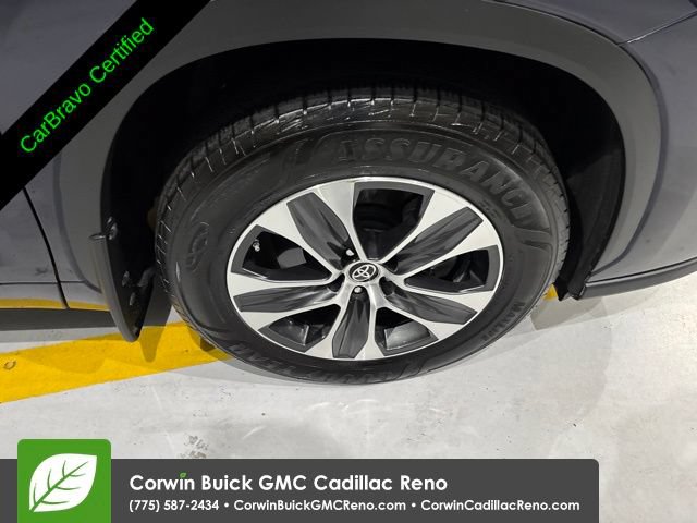 Used 2020 Toyota Highlander XLE AWD/4WD image 29