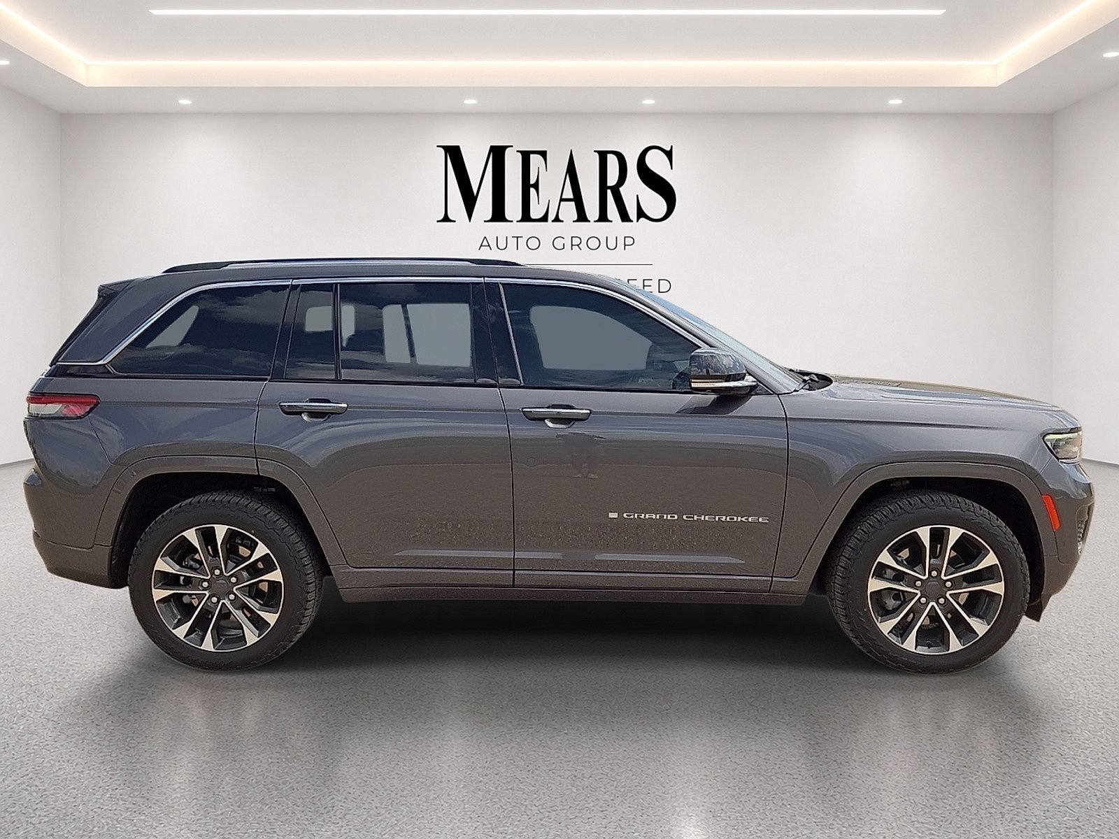 Used 2023 Jeep Grand Cherokee Overland w/ Advanced Protech Group III AWD/4WD image 6