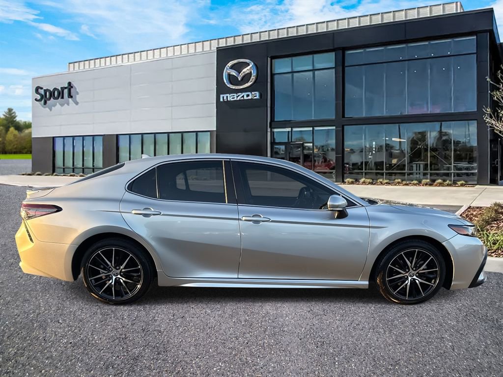 Used 2022 Toyota Camry SE image 3