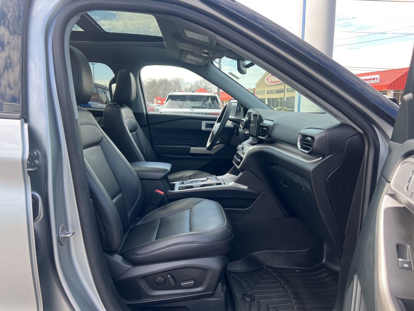 Used 2024 Ford Explorer XLT w/ Equipment Group 202A AWD/4WD image 33