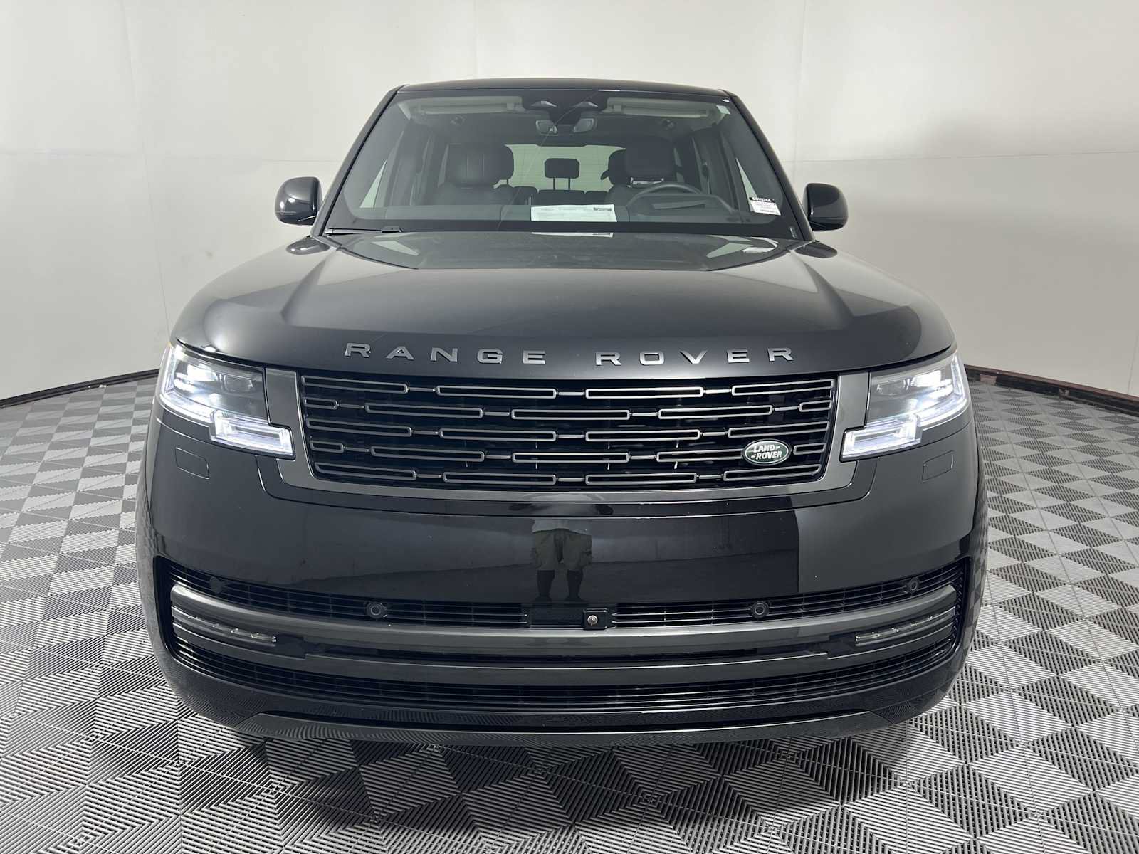 Used 2025 Land Rover Range Rover SE AWD/4WD image 2