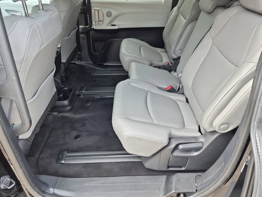Used 2026 Toyota Sienna XLE FWD image 35