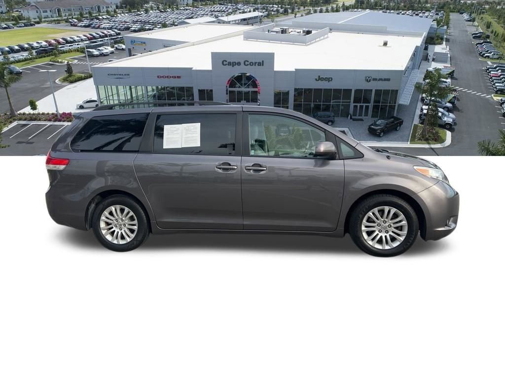 Used 2014 Toyota Sienna XLE image 14