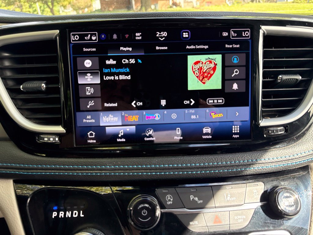 Used 2021 Chrysler Pacifica Touring-L w/ Uconnect Theater Family Group AWD/4WD image 20