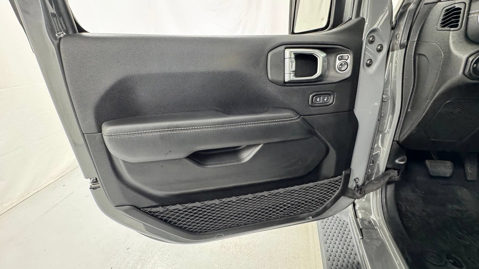 Used 2020 Jeep Wrangler Unlimited Sahara AWD/4WD image 19