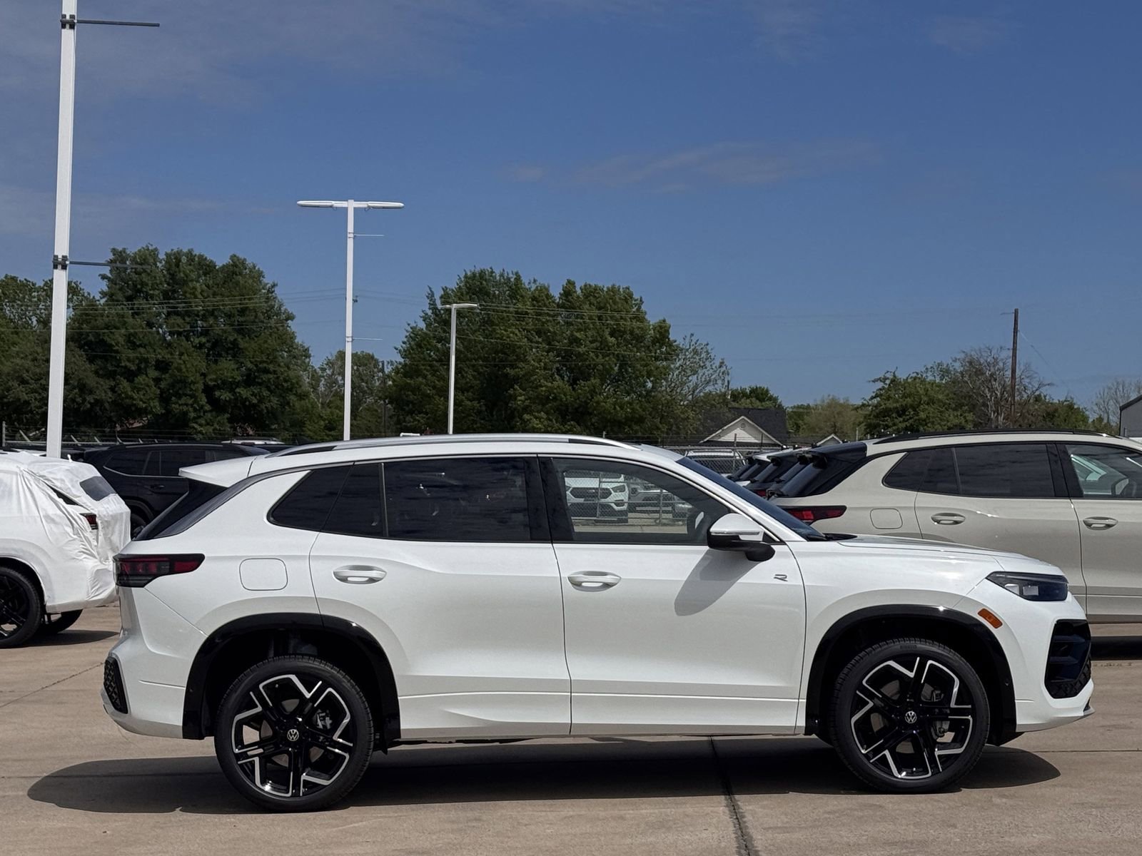 New 2026 Volkswagen Tiguan SEL R-Line image 3