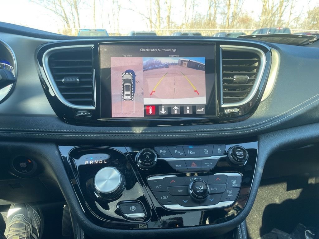 Used 2024 Chrysler Pacifica Limited w/ Uconnect Theater Family Group image 23