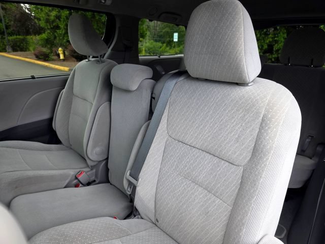 Used 2019 Toyota Sienna LE w/ LE Preferred Package FWD image 34
