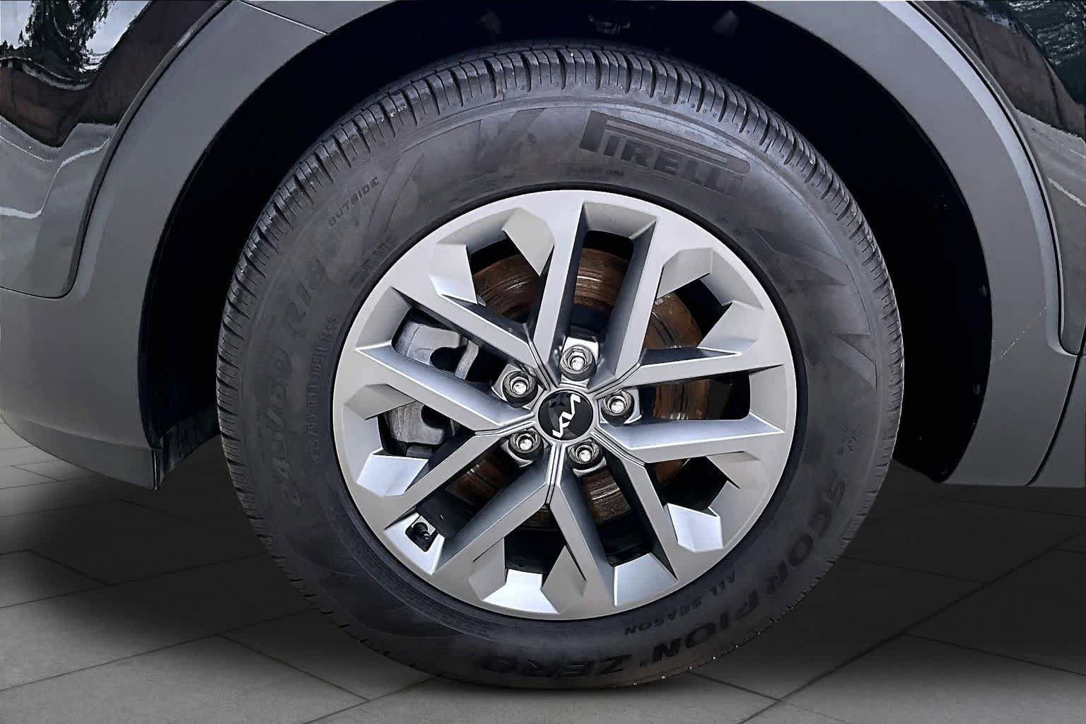 Used 2025 Kia Telluride LX image 10