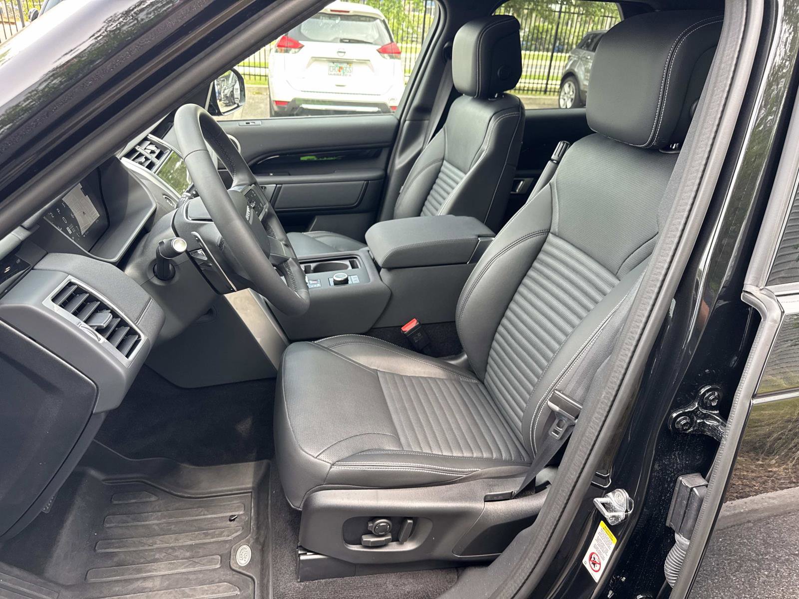 Certified 2025 Land Rover Discovery S AWD/4WD image 22