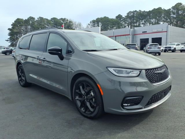 Used 2025 Chrysler Pacifica Limited FWD image 1
