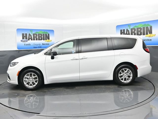 Used 2025 Chrysler Pacifica Select image 2