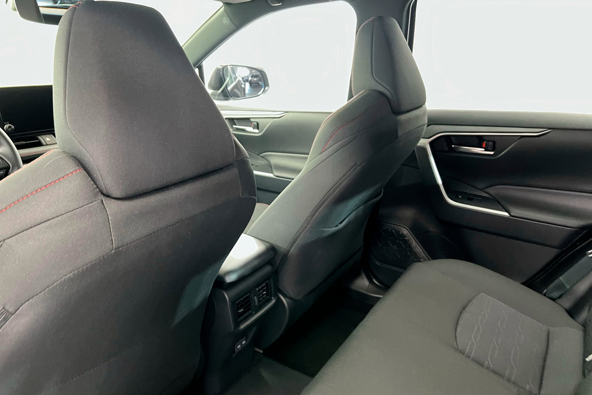 Used 2025 Toyota RAV4 SE w/ Weather & Moonroof Package image 18