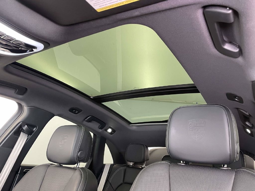 Certified 2025 Porsche Macan Turbo AWD/4WD image 18