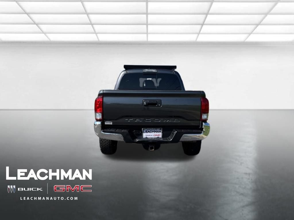 Used 2017 Toyota Tacoma TRD Off-Road AWD/4WD image 4