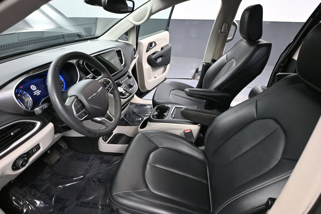 Used 2024 Chrysler Pacifica Touring-L FWD image 17
