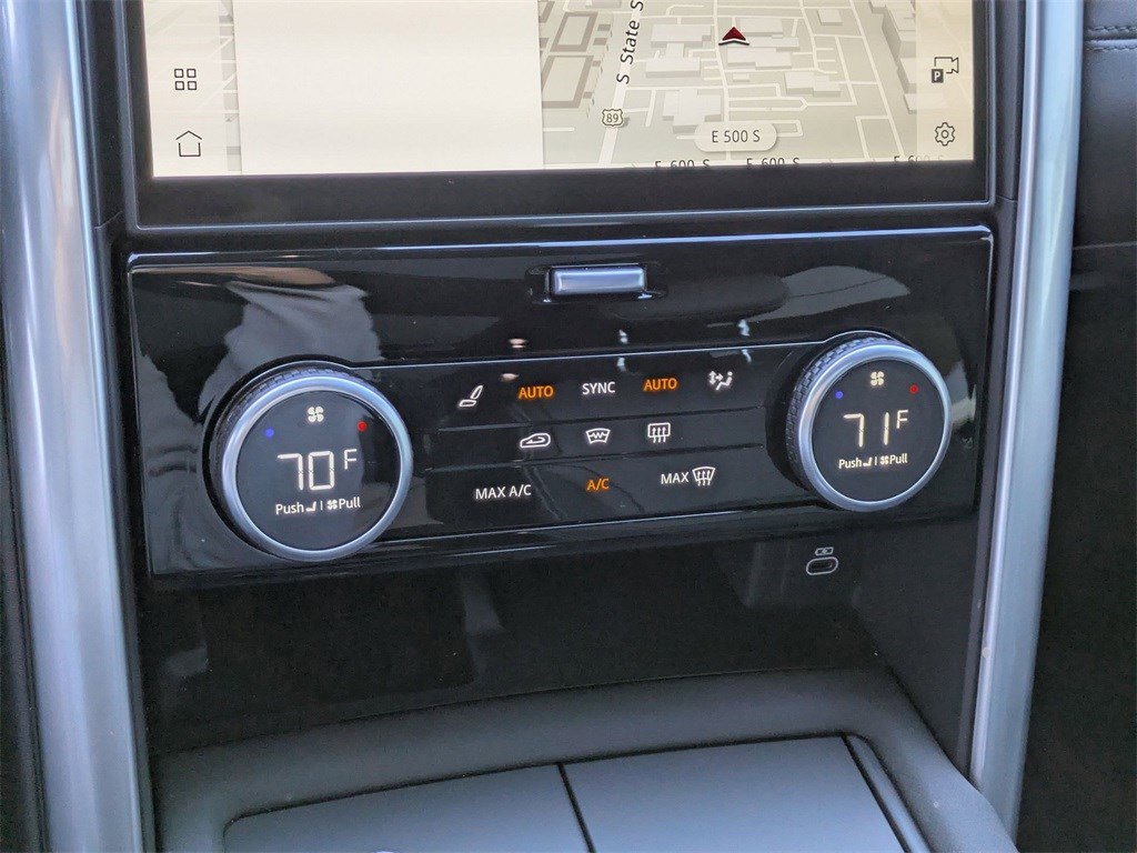 Used 2025 Land Rover Discovery S image 25