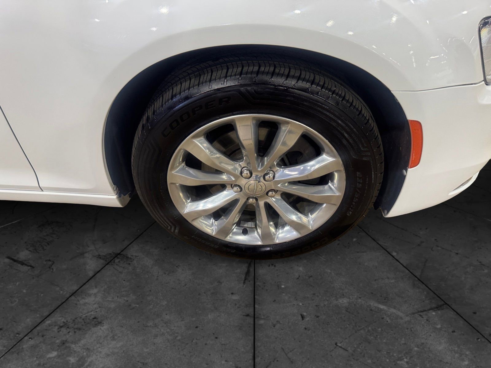 Used 2019 Chrysler 300 Limited w/ Light Group image 4