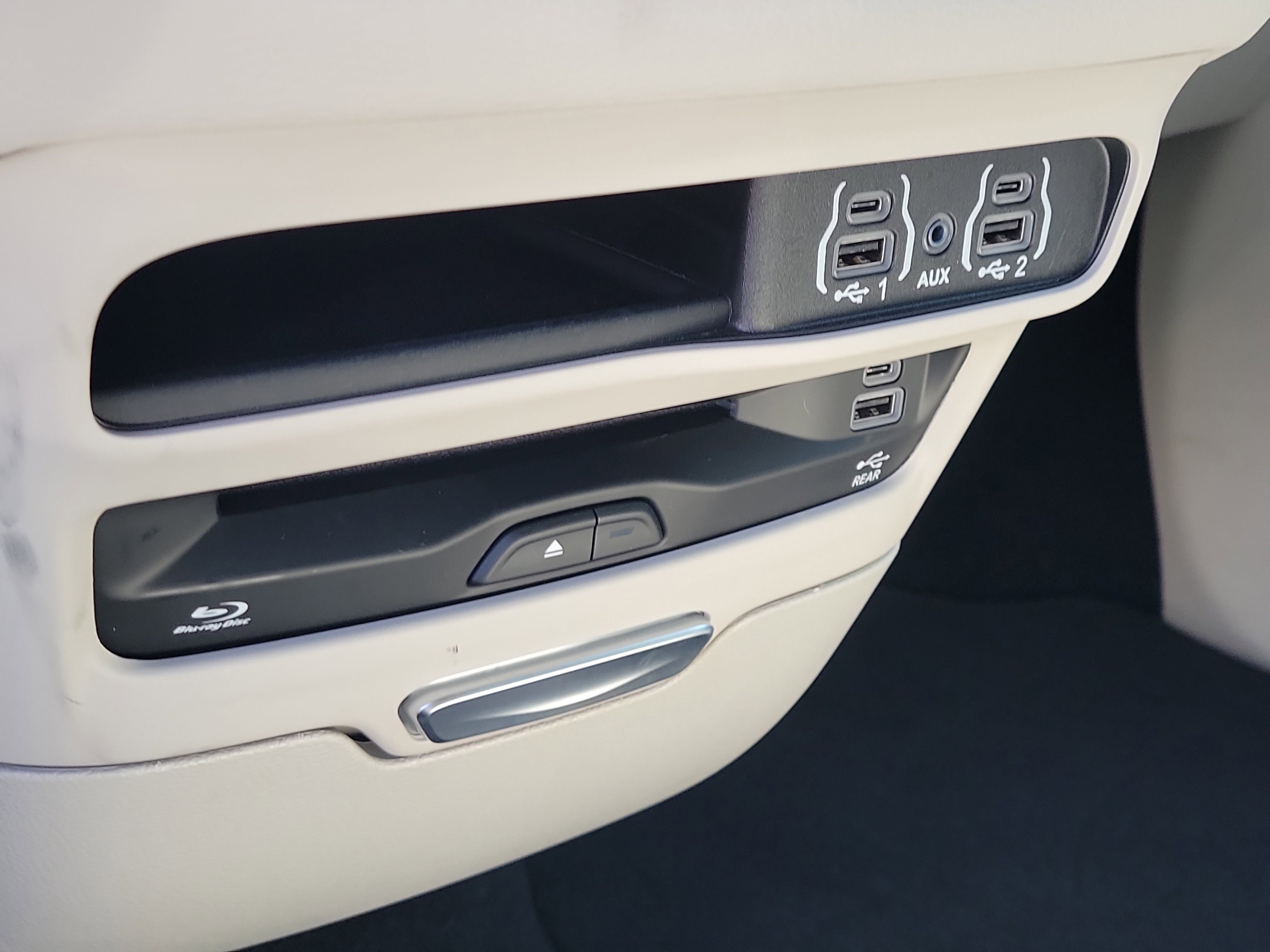 Used 2022 Chrysler Pacifica Touring-L w/ Uconnect Theater Family Group image 25