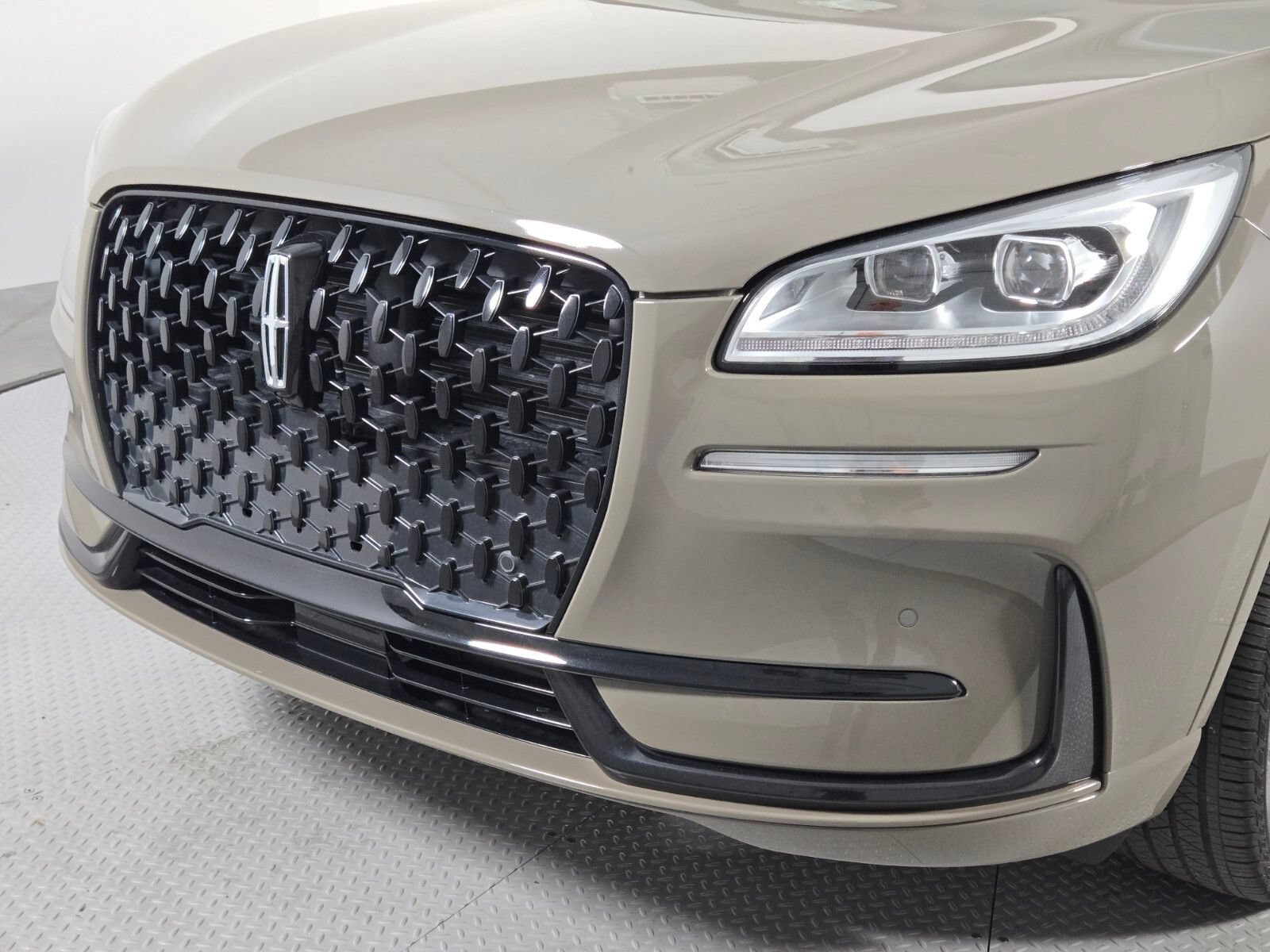 Certified 2025 Lincoln Corsair Reserve w/ Jet Appearance Package AWD/4WD image 8