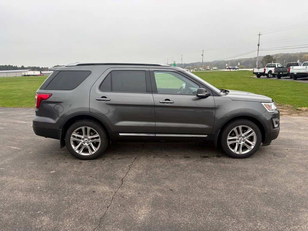Used 2017 Ford Explorer XLT w/ Equipment Group 202A AWD/4WD image 7