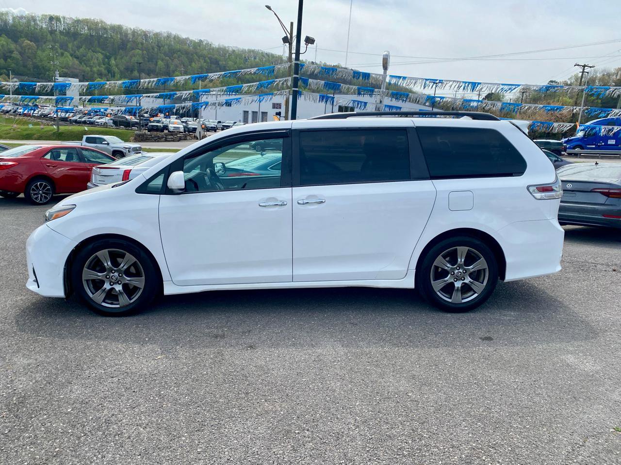 Used 2019 Toyota Sienna SE FWD image 4
