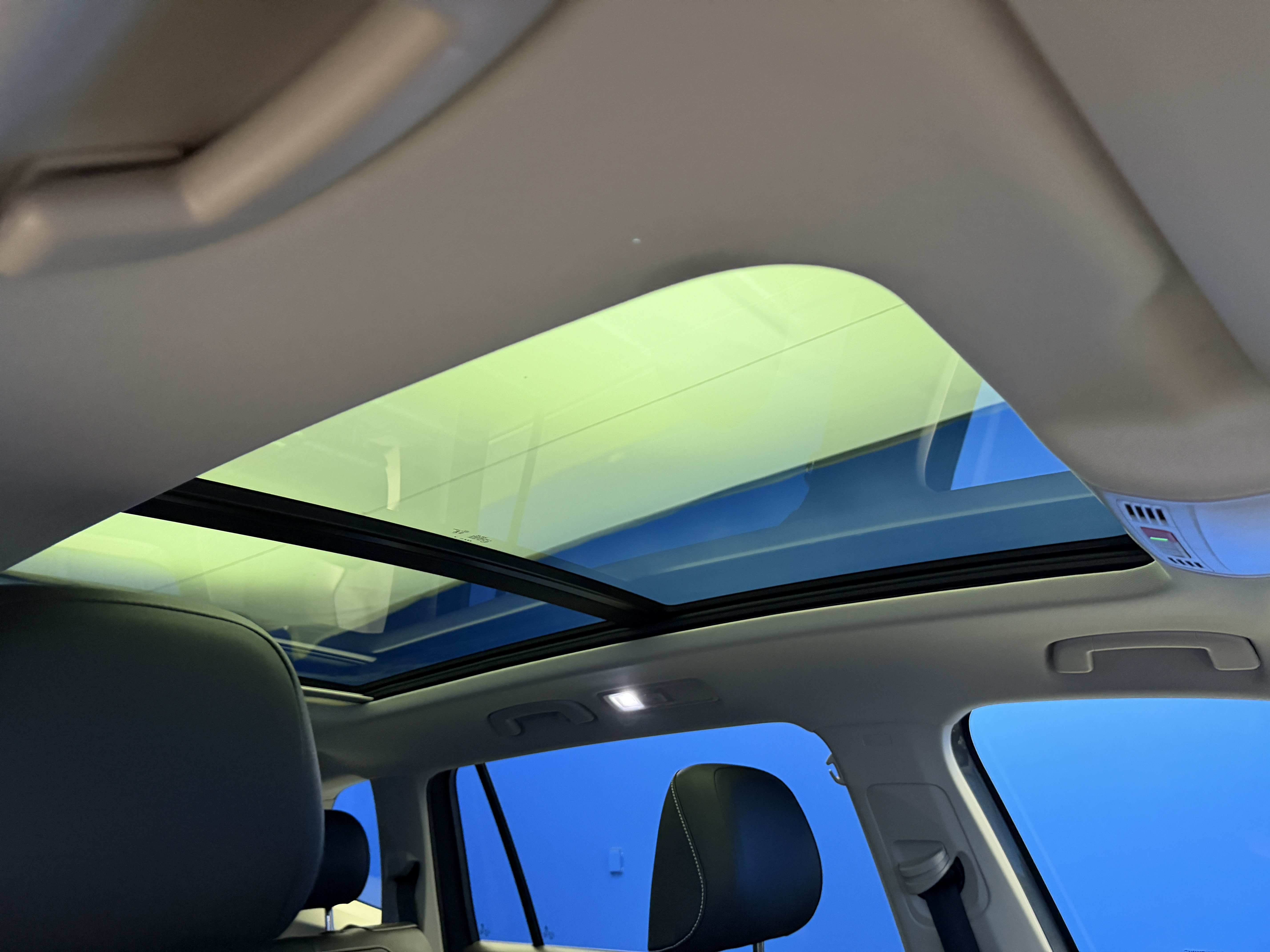 Used 2023 Volkswagen Tiguan SE w/ Panoramic Sunroof Package FWD image 24