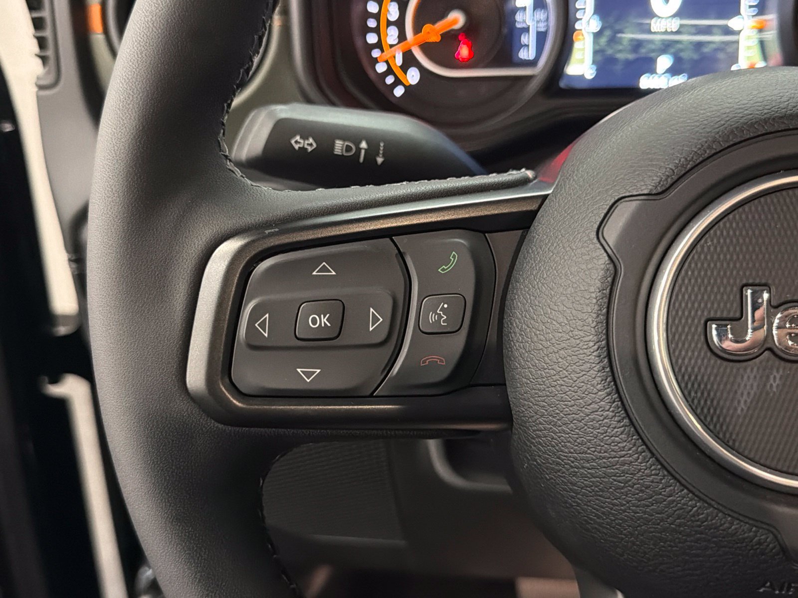 Used 2025 Jeep Gladiator Mojave AWD/4WD image 25