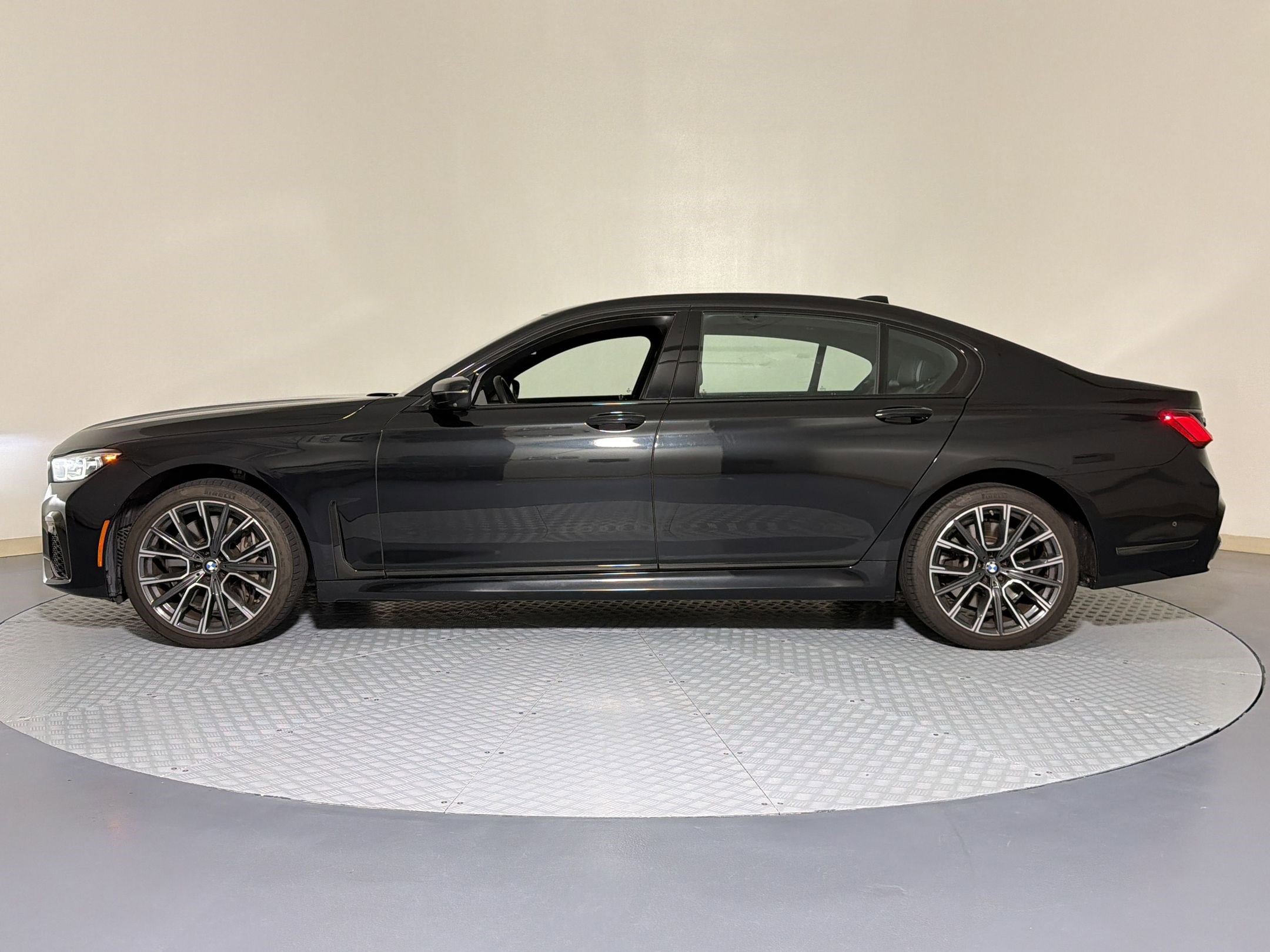 Used 2021 BMW 750i xDrive w/ Luxury Rear Seating Package AWD/4WD image 2