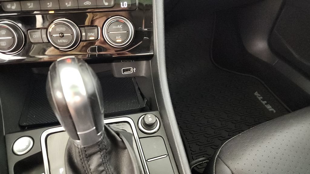 Used 2019 Volkswagen Jetta SE FWD image 17