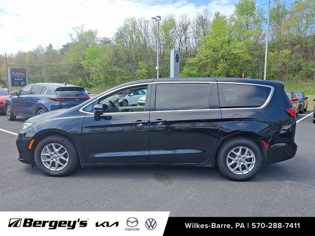 Used 2024 Chrysler Pacifica Touring-L FWD image 9