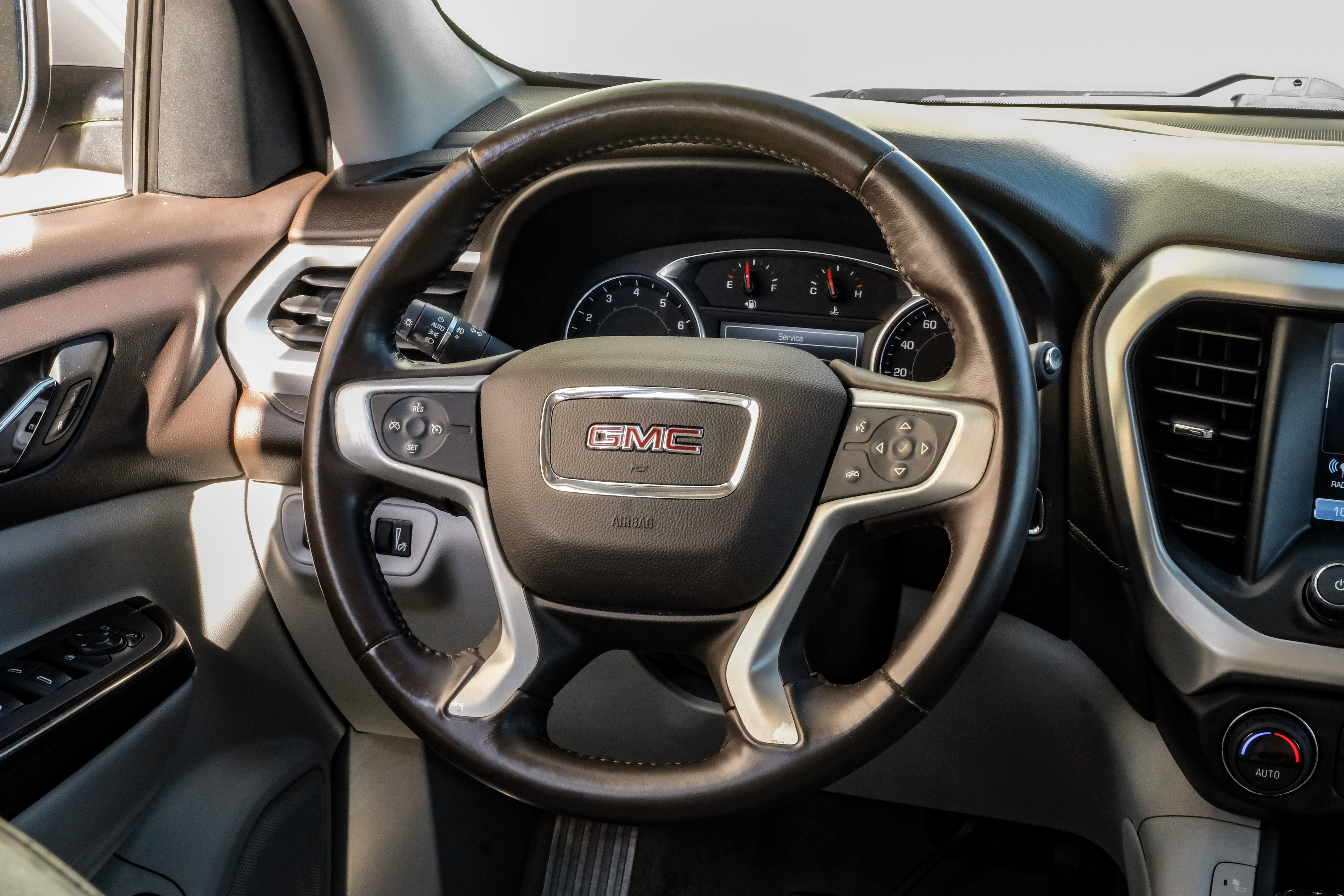 Used 2018 GMC Acadia SLT FWD image 15