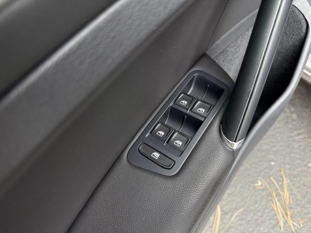 Used 2016 Volkswagen e-Golf SEL Premium FWD image 11