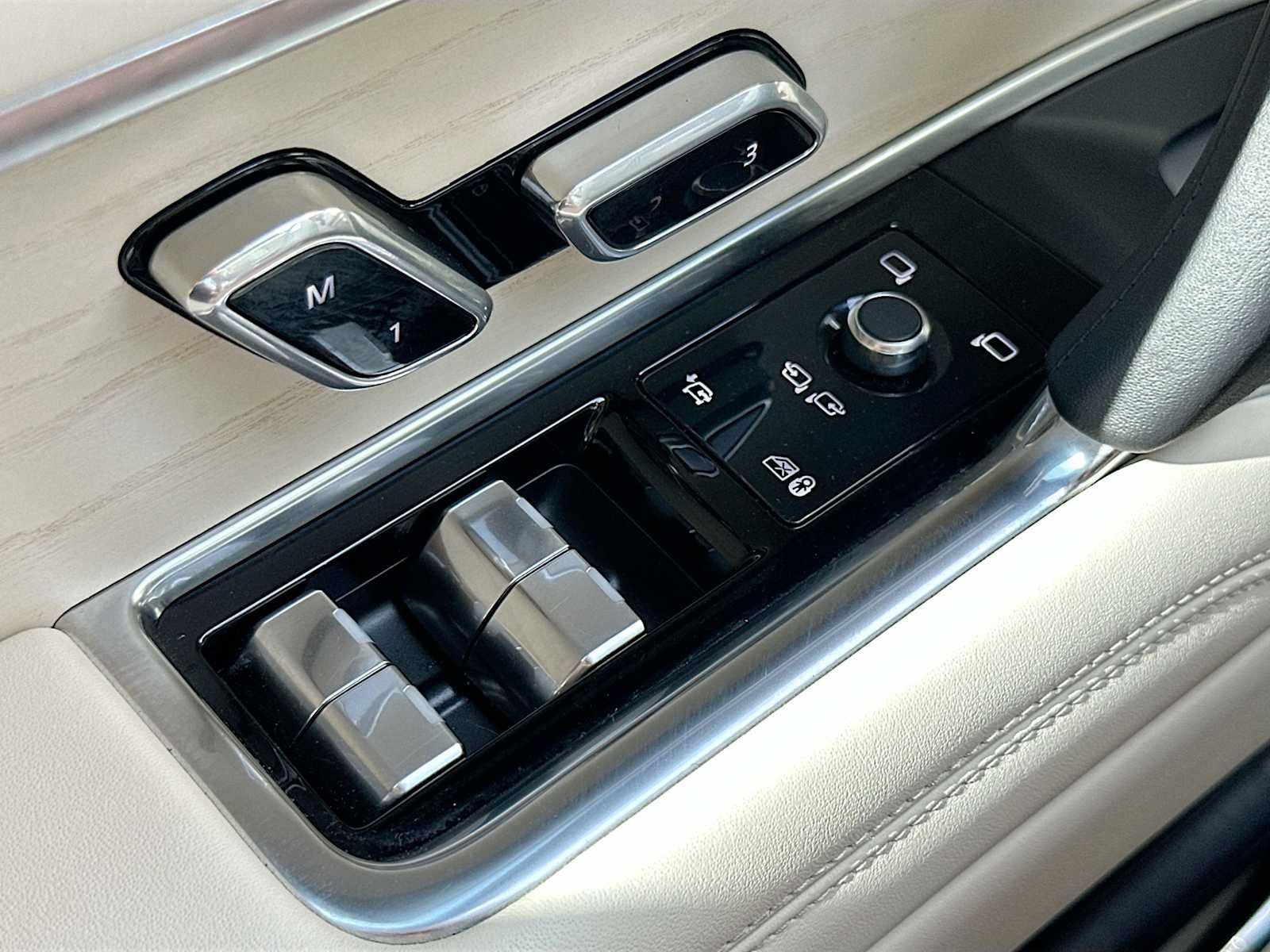 Used 2024 Land Rover Range Rover Autobiography AWD/4WD image 18