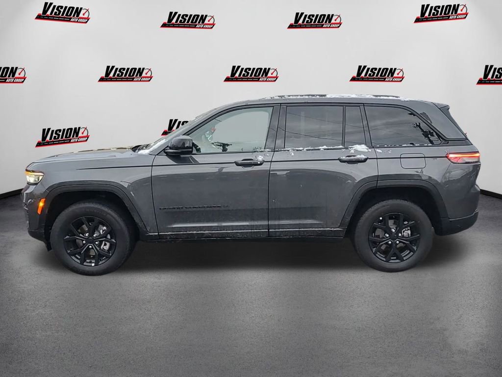 Used 2025 Jeep Grand Cherokee Altitude image 8