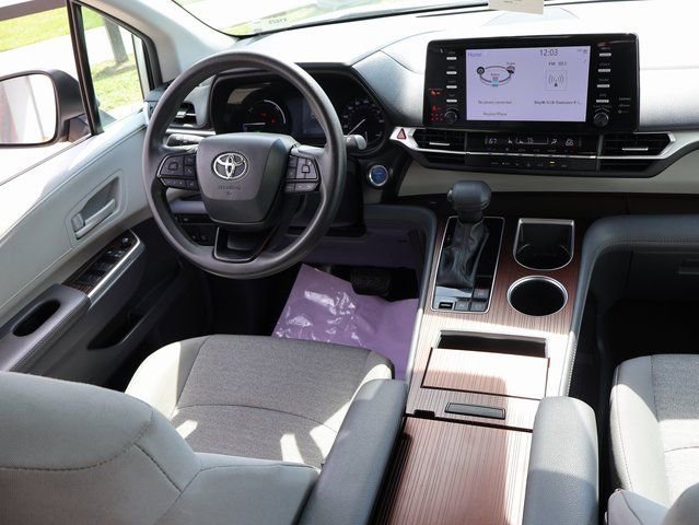 Used 2024 Toyota Sienna LE image 13