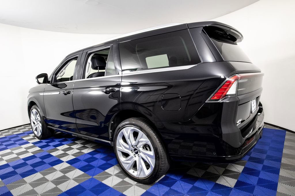 Used 2025 Lincoln Navigator Reserve AWD/4WD image 7