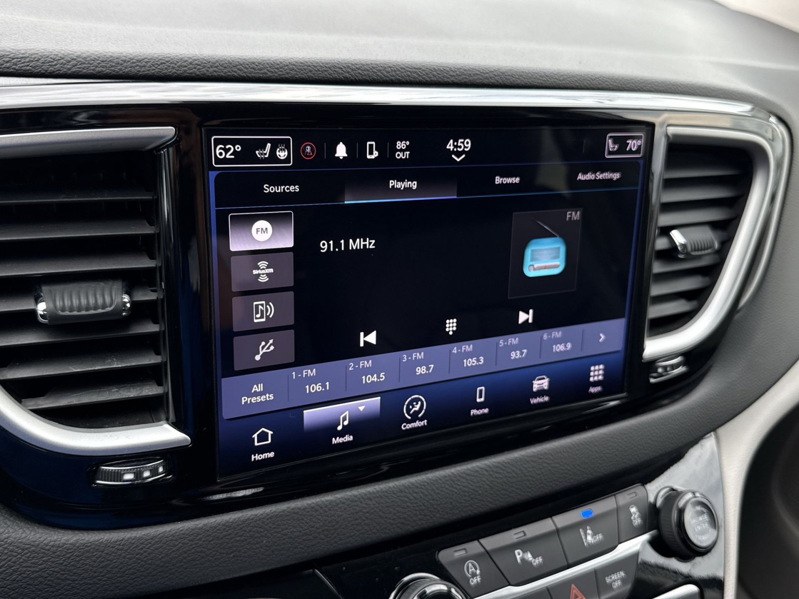 Used 2024 Chrysler Pacifica Touring-L FWD image 18
