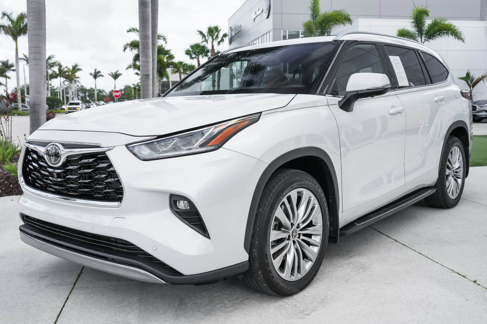 Used 2024 Toyota Highlander Platinum image 5