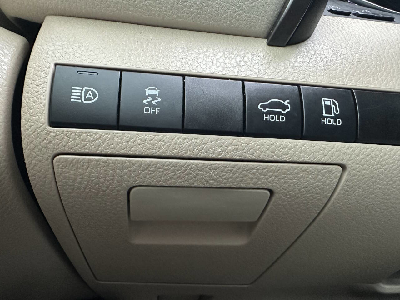 Used 2020 Toyota Camry LE image 19