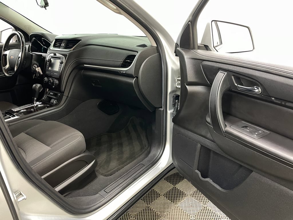 Certified 2015 Chevrolet Traverse LT w/ Style and Technology Package FWD image 37