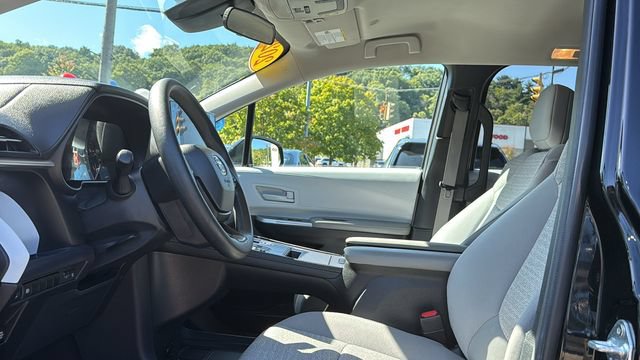 Certified 2025 Toyota Sienna LE FWD image 10