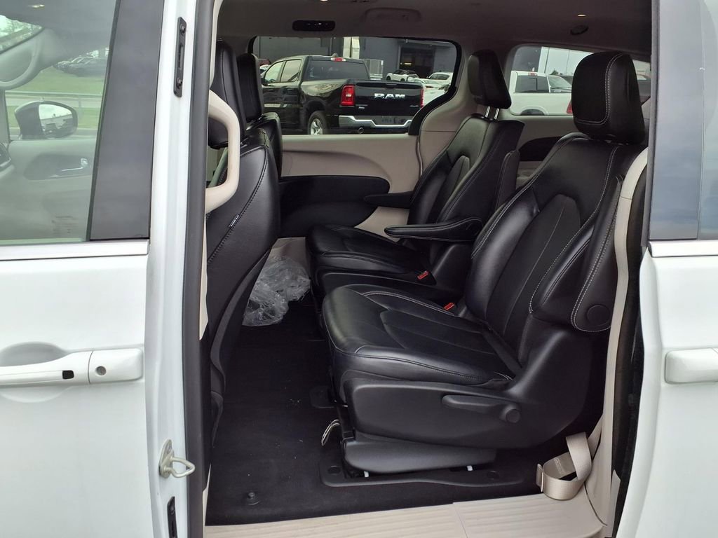 Used 2024 Chrysler Pacifica Select image 26