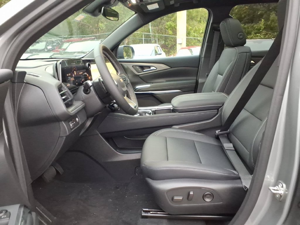 New 2027 Chevrolet Traverse LT w/ Sun and Wheel Package FWD image 9