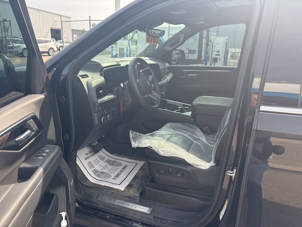 Used 2025 Chevrolet Suburban Premier image 13