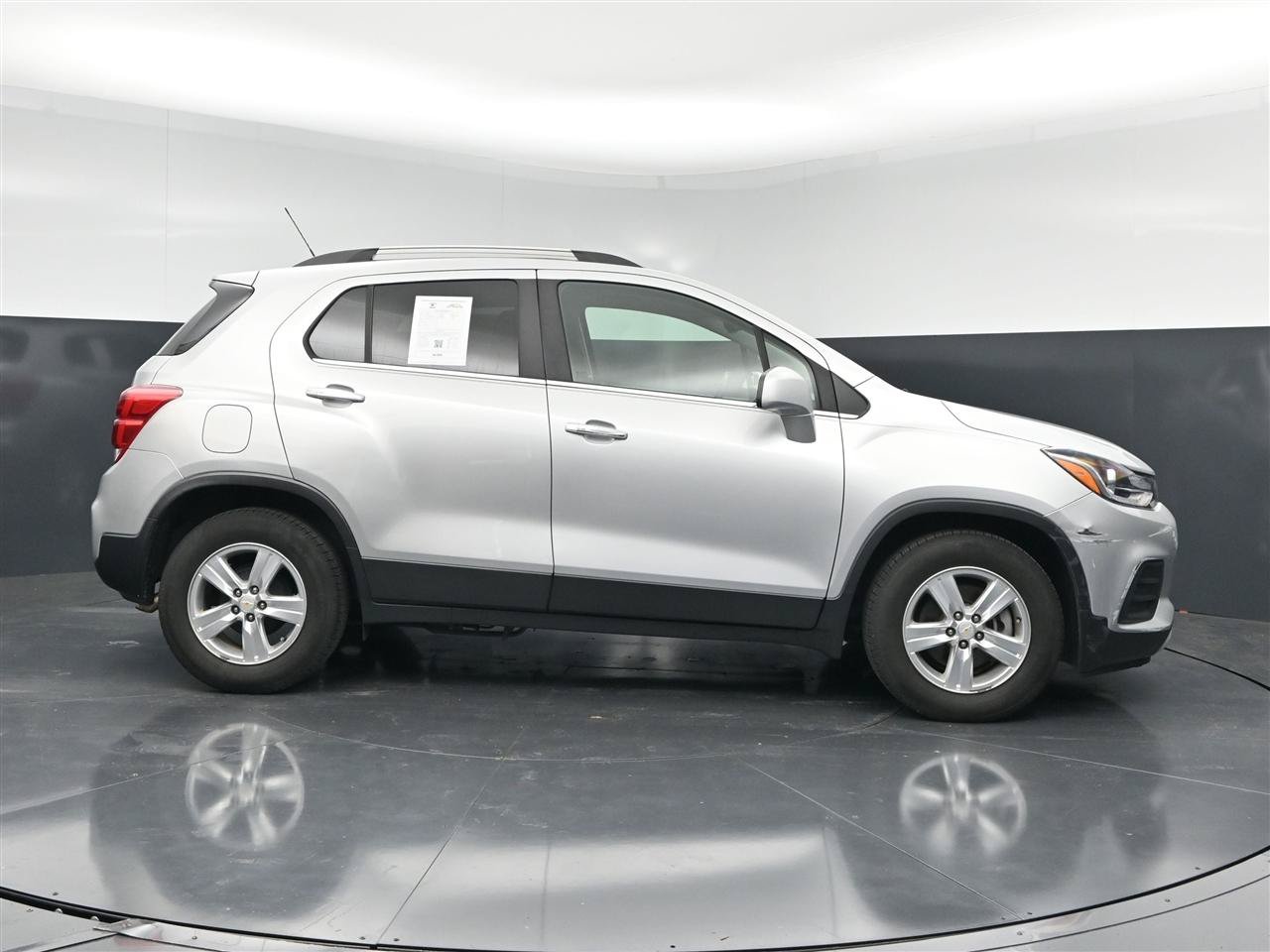 Used 2018 Chevrolet Trax LT w/ LT Convenience Package FWD image 4