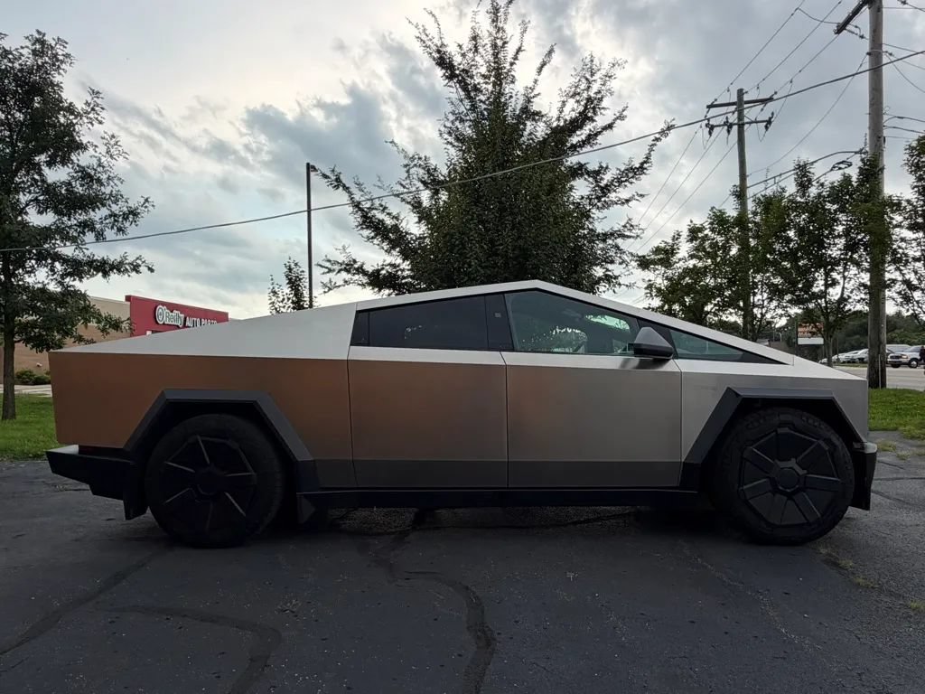 Used 2024 Tesla Cybertruck AWD Crew Cab image 7